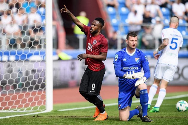 Guélor Kanga oslavuje gól z penalty proti Baníku.