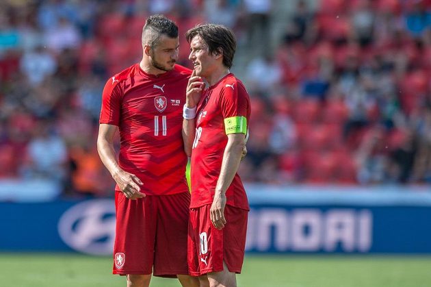 Porada mezi Tomášem Rosickým (vpravo) a Danielem Pudilem během zápasu s Koreou.