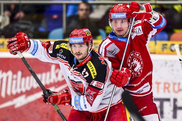 Hradecký útočník Rastislav Dej (vlevo) v souboji s Davidem Noskem z Třince v zápase 37. kola hokejové Tipsport extraligy.