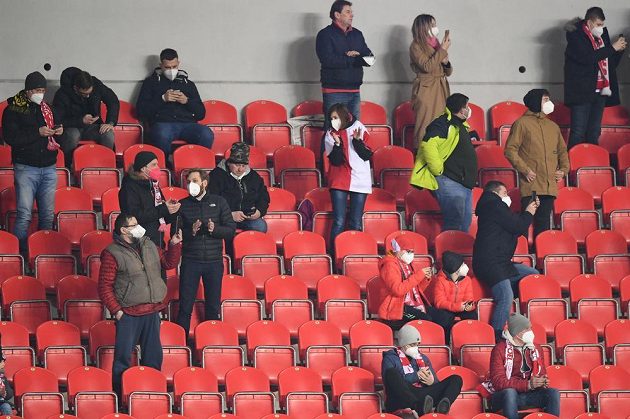 Pár fanoušků z řad partnerů fotbalové Slavie se dostalo do Edenu na utkání prvního kola vyřazovací části Evropské Ligy mezi Slavií a Leicesterem.