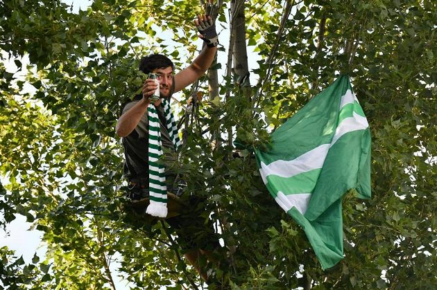 Fanoušci si při utkání Bohemians - Teplice nalézali nejrůznější pozice pro sledování fotbalu.