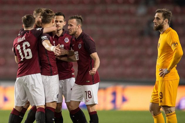 Fotbalisté Sparty oslavují Šuralův gól na 1:0 v utkání 19. ligového kola proti Dukle.