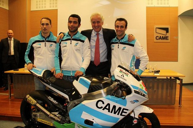 Zleva Lukáš Pešek, Danilo Petrucci, šéf stáje IodaRacing Giampiero Sacchi a jezdec Moto2 Johann Zarco při slavnostní prezentaci v Trevisu.