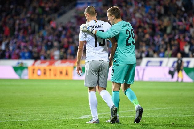 Sparťanský brankář Milan Heča konejší nešťastného zadáka Davida Lischku, jehož hrubá chyba pomohla Plzni k vítěznému gólu.