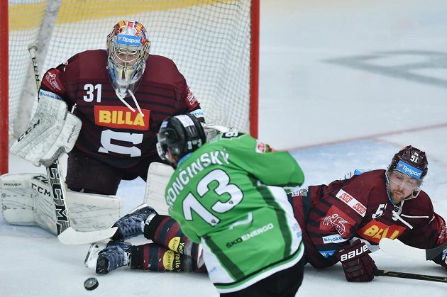 Marek Trončínský (vlevo) z Mladé Boleslavi střílí na Jakuba Škarka v bráně Sparty, střelu obětavě blokuje Jan Svrček.