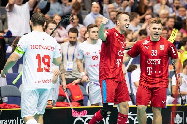 Adam Delong (uprostřed) a Martin Pražan oslavují gól během utkání v základní skupině
