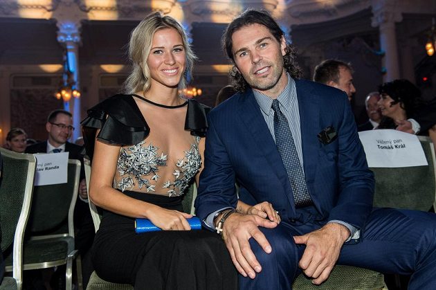 Jaromír Jágr a jeho partnerka Veronika Kopřivová během vyhlášení ankety Zlatá hokejka.
