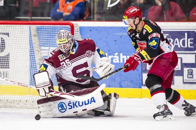 Brankář Sparty Filip Novotný (vlevo) a Rudolf Červený z Hradce Králové ve čtvrtém zápase čtvrtfinále extraligy.