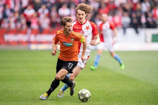 Patrik Hrošovský z Viktorie Plzeň a Alex Král ze Slavie Praha během utkání nadstavby Fortuna ligy ve skupině o titul.