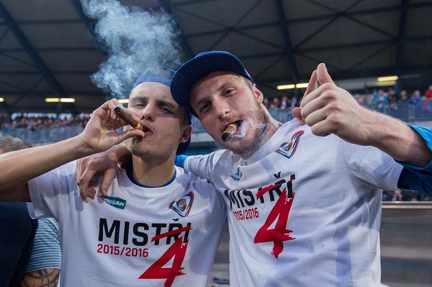 Fotbalisté Viktorie Plzeň Aleš Matějů (vlevo) a Michael Krmenčík s nezbytnými doutníky na oslavu triumfu v lize.