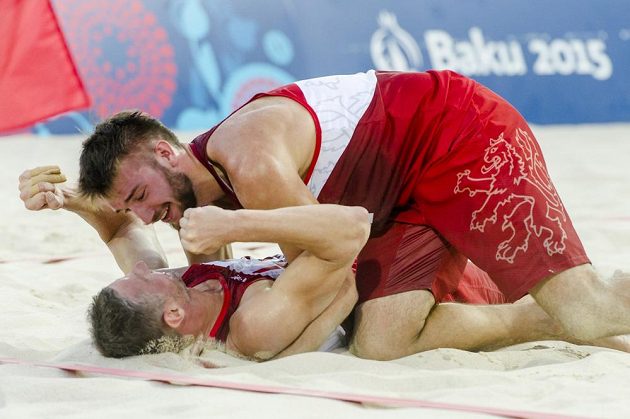 Jan Hadrava a Přemysl Kubala (dole) se radují z bronzu na Evropských hrách v Baku.