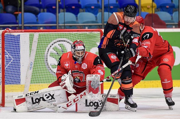 Brankář Hradce Králové Štěpán Lukeš, Colton Horn Yellow ze Štýrského Hradce a Richard Nedomlel z Hradce Králové v akci během utkání skupiny H hokejové Ligy mistrů