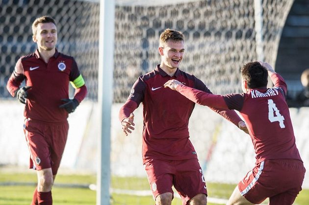 Fotbalisté Sparty Praha Matěj Pulkrab a Vjačeslav Karavajev oslavují gól na 2:0 v Hradci Králové.
