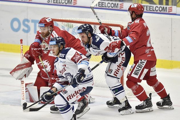 Zleva David Musil z Třince, Jan Schleiss a Roberts Bukarts z Vítkovic a Jiří Polanský z Třince.