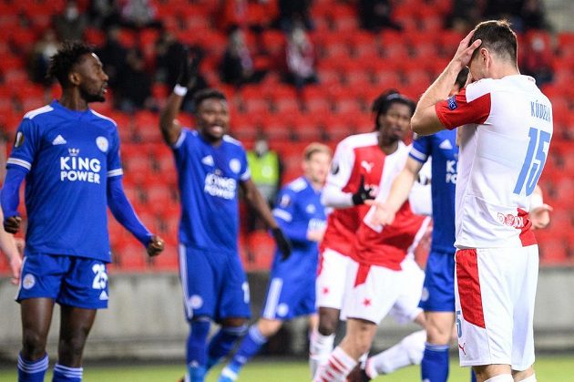 Ondřej Kúdela ze Slavie Praha po neproměněné šanci během utkání Evropské Ligy s Leicesterem City.