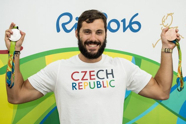 Šťastný kajakář Josef Dostál se stříbrnou a bronzovou medailí z LOH 2016 z brazilského Rio de Janeira.