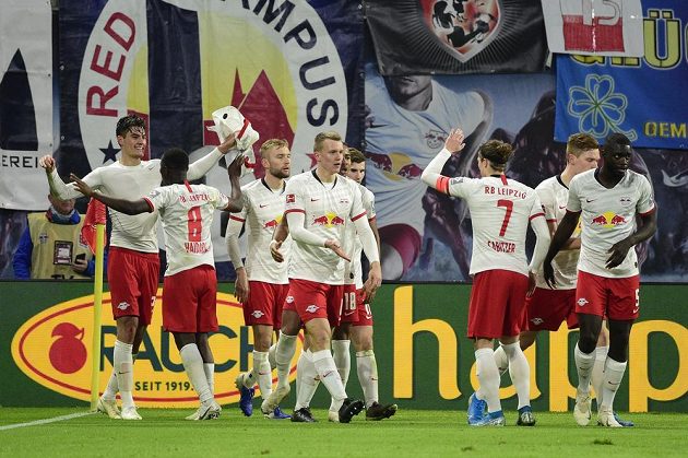 Fotbalisté Lipska slaví další výhru. V jejich dresu opět zářil český útočník Patrik Schick (úplně vlevo)