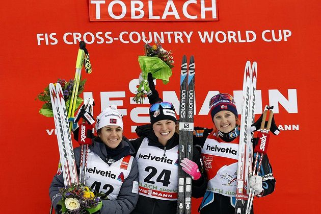 Páteční stupně vítězů po závodě na 5 km volnou technikou. Heidi Wengová z Norska (vlevo) skončila na druhém místě. V sobotu ale už zvítězila.