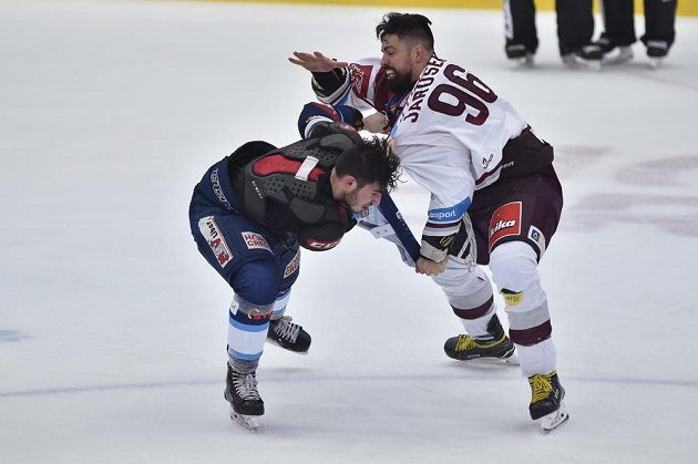 Dominik Lakatoš (vlevo) z Liberce a Richard Jarůšek ze Sparty v pěstním souboji ve druhém utkání předkola play off.