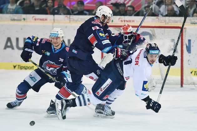 Dominik Lakatoš (vpravo) z Liberce a Dominik Tejnor a Sergej Pereťagin (vlevo) z Chomutova.