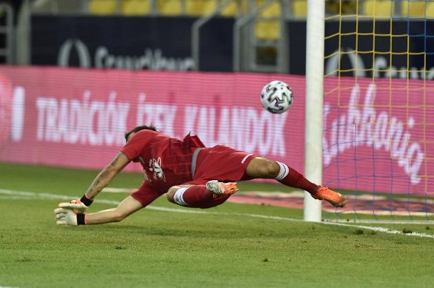 Brankář Dunajské Stredy Martin Jedlička inkasuje v duelu s Jabloncem gól z penalty.