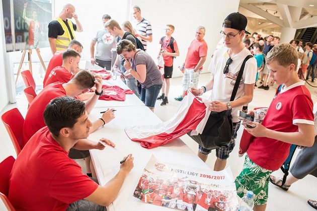 Ruslan Mingazov během autogramiády nových fotbalových mistrů ze Slavie Praha. Na podpisy stála dlouhá fronta.