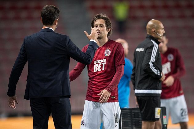 Sparťanský záložník Tomáš Rosický odehrál proti Karviné 86 minut. Po svém vystřídání si plácl s trenérem Andreou Stramaccionim.