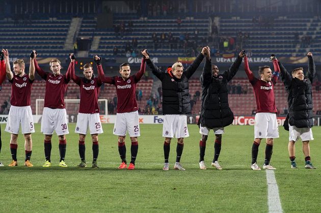 Fotbalisté Sparty Praha oslavují vítězství nad Tripolisem a postup v Evropské lize do jarních vyřazovacích bojů.