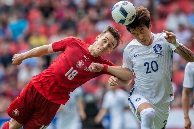 Český záložník Josef Šural (vlevo) a korejský záložník Jang Hyunsoo bojují o balón.