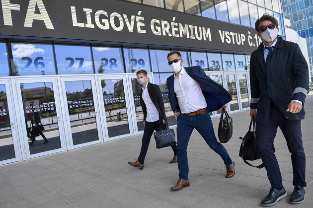 Sportovní manažer fotbalového klubu SK Dynamo České Budějovice Martin Vozábal (uprostřed) a generální ředitel FC Fastav Zlín Zdeněk Grygera (vpravo) přicházejí na jednání ligového grémia Ligové fotbalové asociace v Praze.