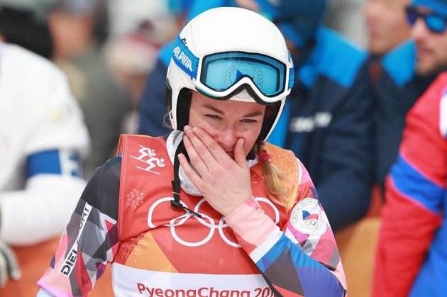 Česká skikrosařka Nikol Kučerová nebyla po svém olympijském vystoupení nakonec spokojená a po tváři se jí kutálely slzy.