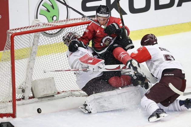 Nekompromisně. Casey Wellman překonal sparťanského brankáře Tomáše Pöpperleho a Frölunda vedla ve druhé třetině finále Ligy mistrů 3:2.