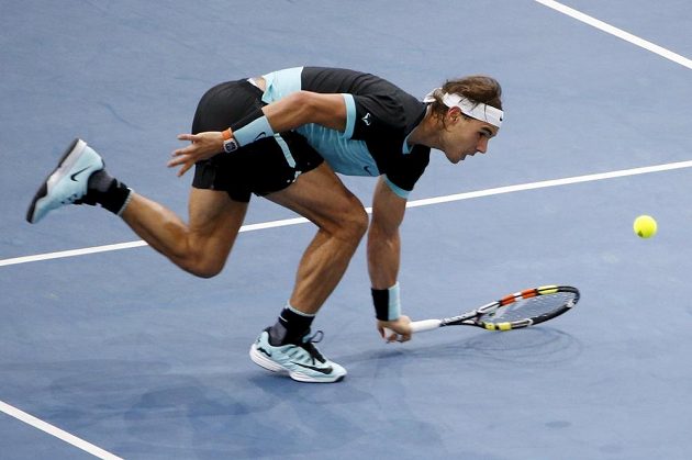 Španělský tenista Rafael Nadal nedosahuje na míček v zápase proti Švýcarovi Stanovi Wawrinkovi na turnaji Masters v Paříži.