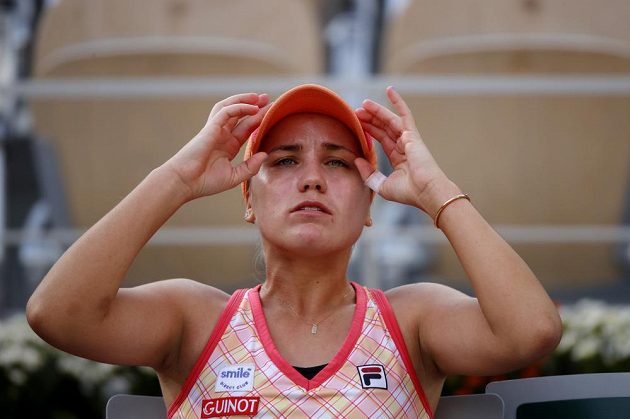 Sofia Keninová při výměněně stran během semifinále French Open proti Petře Kvitové.