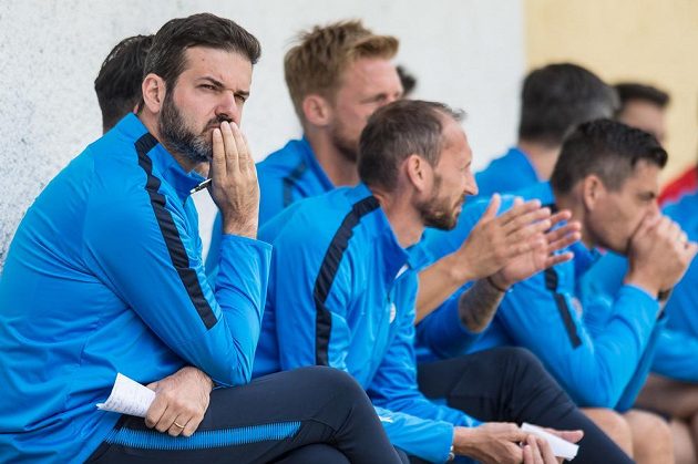 Trenér fotbalové Sparty Praha Andrea Stramaccioni během přípravného utkání s divizními Karlovými Vary.