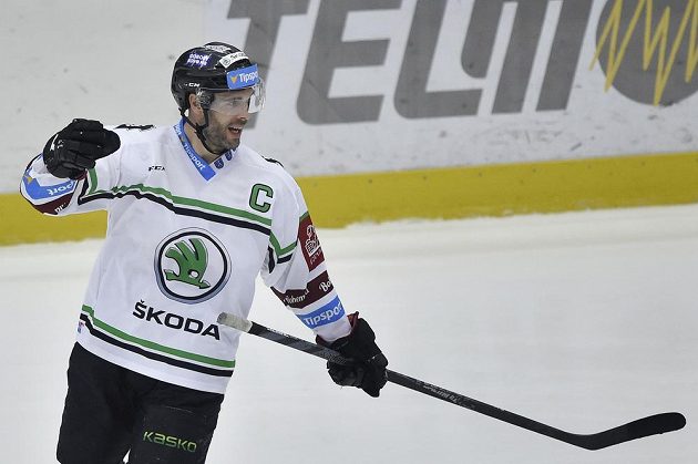 Michal Vondrka z Mladé Boleslavi se raduje z třetího gólu svého týmu proti Vítkovicím.