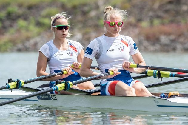 Dvojskif žen Lenka Antošová (vpravo) a Kristýna Fleissnerová během rozjížďek v rámci Mistrovství Evropy 2017 ve veslování, dne 26. května 2017 v Račicích.