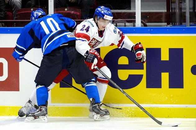 Fin Juuso Ikonen (vlevo) blokuje ve čtvrtfinále juniorského MS u hrazení českého útočníka Dominika Volka.