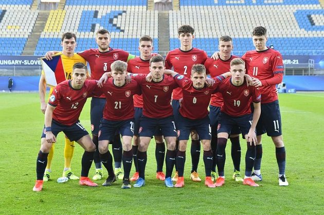 Lvíčata před zahajovacím zápasem ME v Celje proti Itálii.