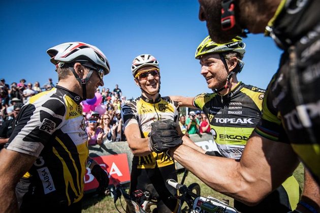 Dva nejlepší týmy Cape Epic 2015. Zleva Christoph Sauser, Jaroslav Kulhavý, Kristián Hynek a Alban Lakata.