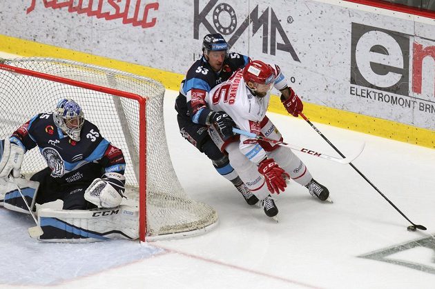Brankář Liberce Roman Will, Jaroslav Vlach z Liberce, Tomáš Marcinko z Třince v akci během finále hokejové extraligy.