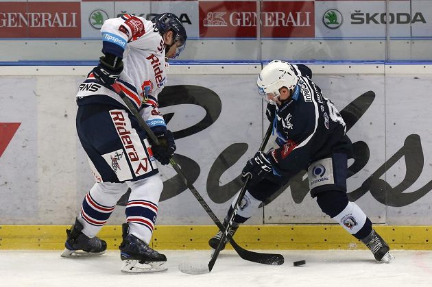 Rostislav Olesz z Vítkovic a Petr Kodýtek z Plzně v akci během extraligového utkání.