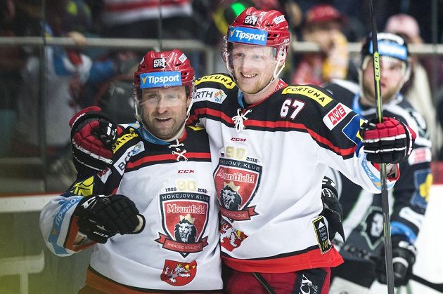 Střelci gólů Hradce Králové v pátém duelu: útočník Jaroslav Bednář (vlevo) se raduje s obráncem Stanislavem Dietzem.