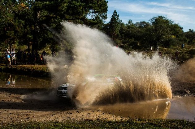 Švédský závodník Pontus Tidemand z továrního týmu Škoda Motorsport s Fabií R5 na trati Argentinské rallye.