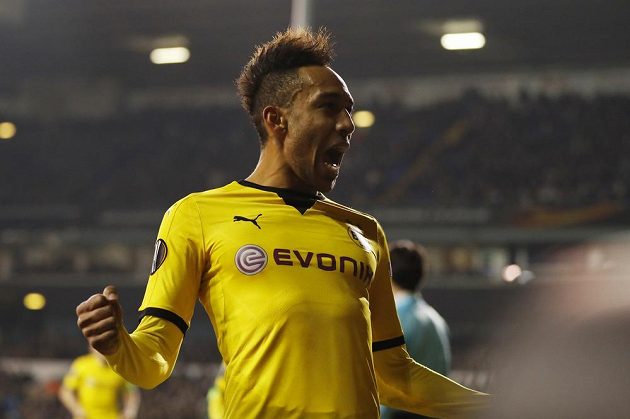 Útočník Dortmundu Pierre Emerick Aubameyang se v odvetě EL na Tottenhamu dvakrát zapsal mezi střelce.