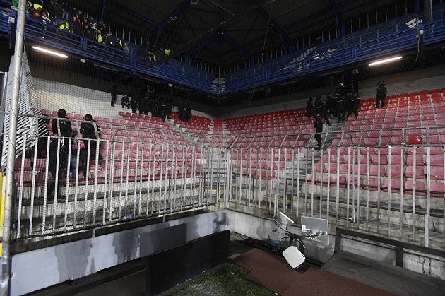 Zápas na Spartě s Plzní byl v 82. minutě přerušen a policie vyklidila sektor hostujících fanoušků, odkud se ozývala pyrotechnika.
