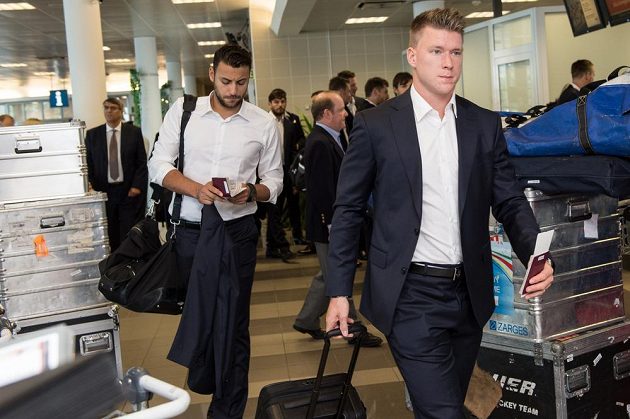 Útočník Ondřej Palát (vpředu) a brankář Ondřej Pavelec před odletem do Ruska.
