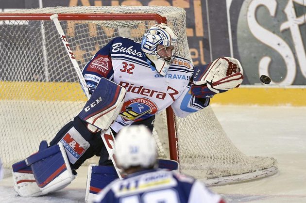 Brankář Vítkovic Patrik Bartošák.