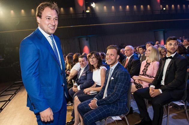 Hokejisté Jan Kovář (vlevo), David Pastňák s maminkou (vpředu) a Michael Frolík s partnerkou Dianou Kobzanovou během slavnostního vyhlášení ankety Zlatá hokejka ve Fórum Karlín v Praze.