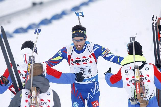 Biatlonista Martin Fourcade a další členové francouzské smíšené štafety slaví vítězství v zahajovacím závodu MS v Norsku.